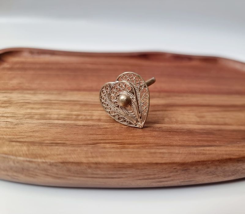Stary filigranowy pierścionek w kształcie serca