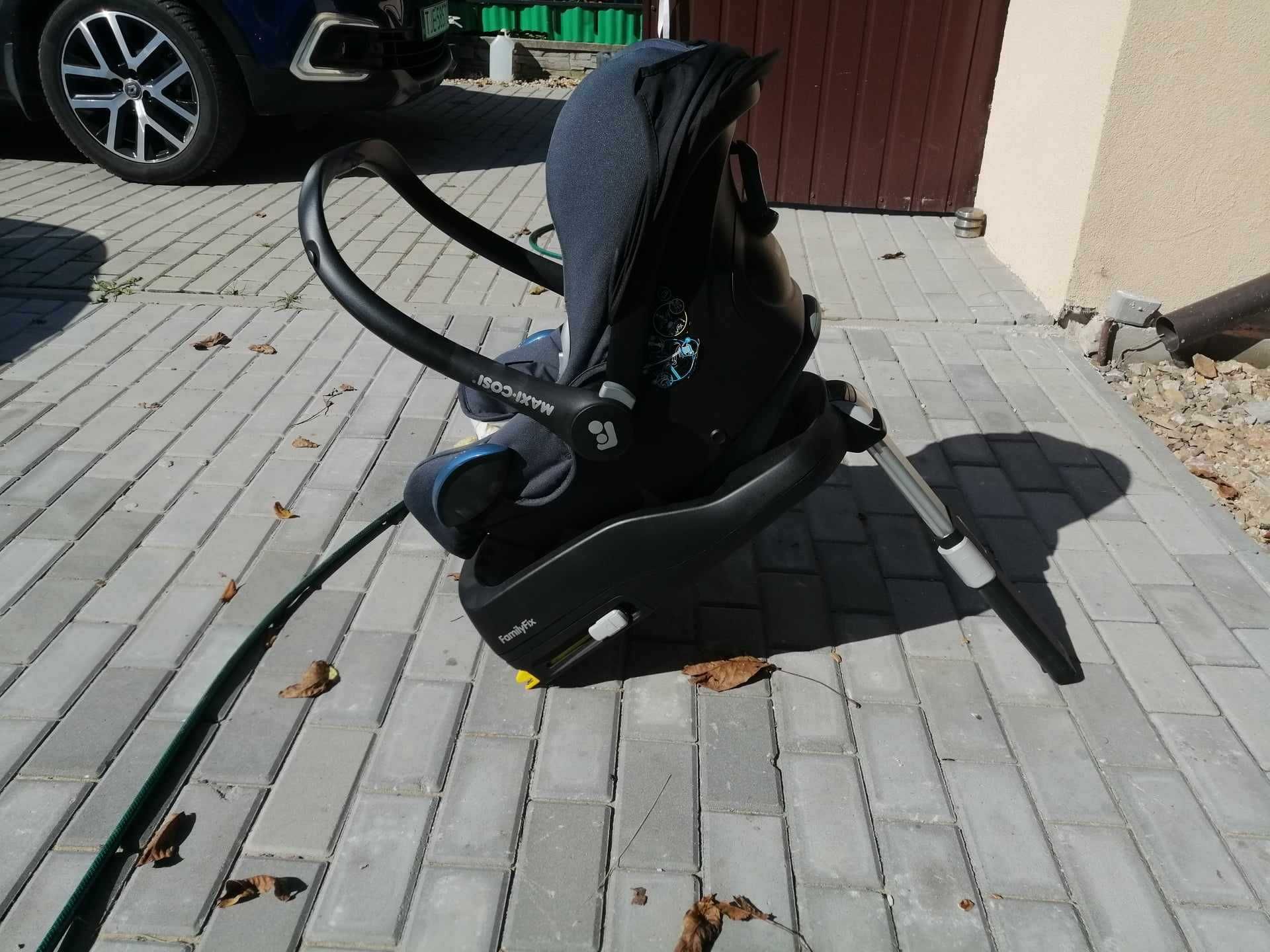 Maxi Cosi CabrioFix 0-13 kg + baza Familyfix Essential Black