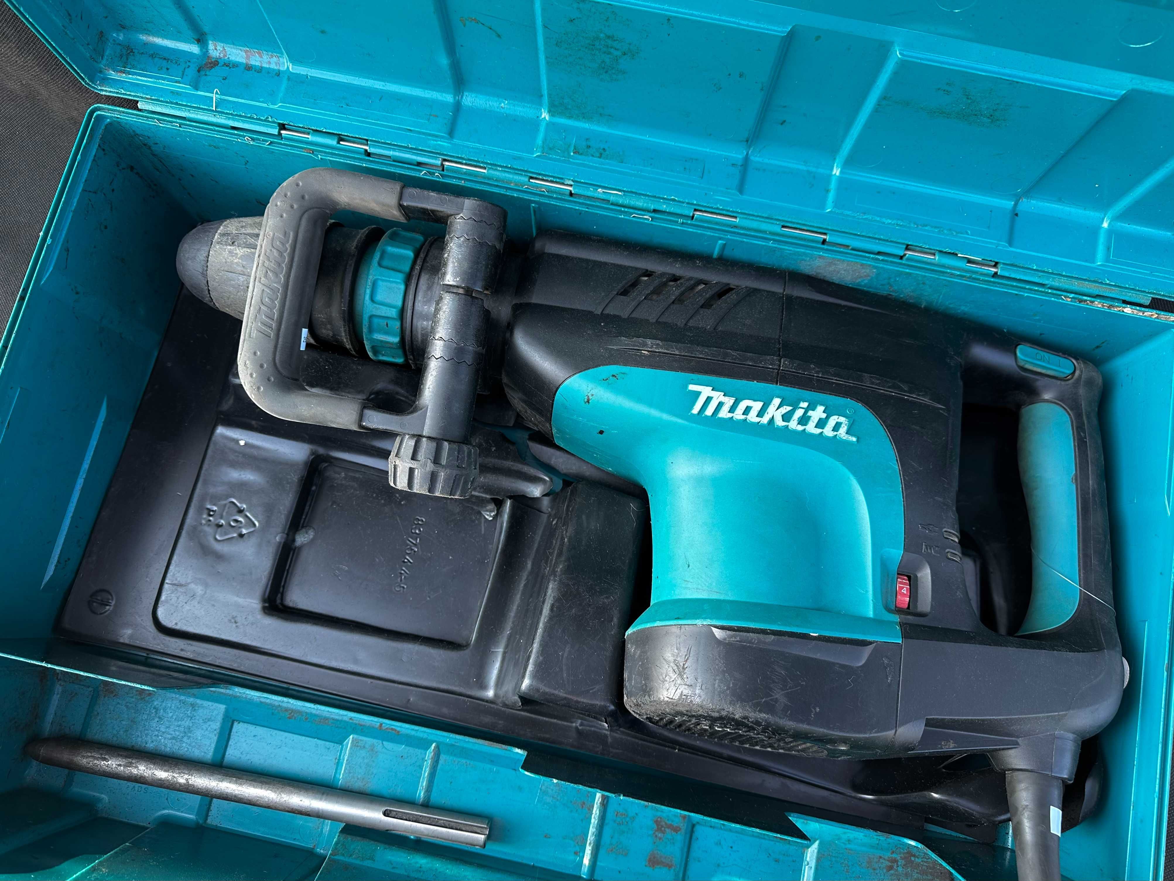 Młot Wyburzeniowy Makita HM1213C Dłuto/Walizka