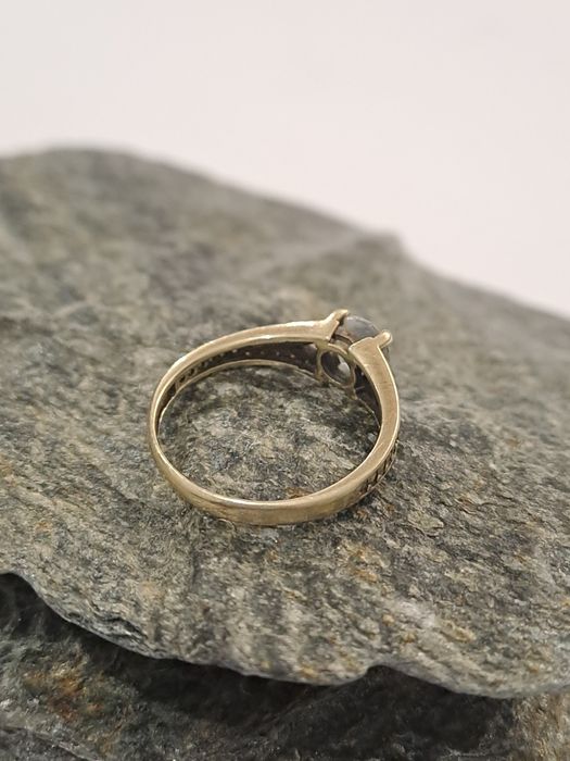 Śliczny Złoty pierścionek Pr.333 Roz.11 Stan idealny