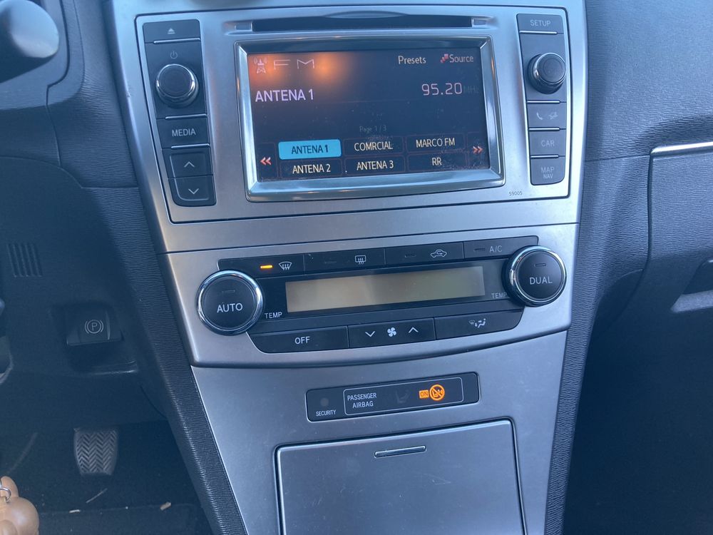 Toyota Avensis 2.0 full-extras ano 2012