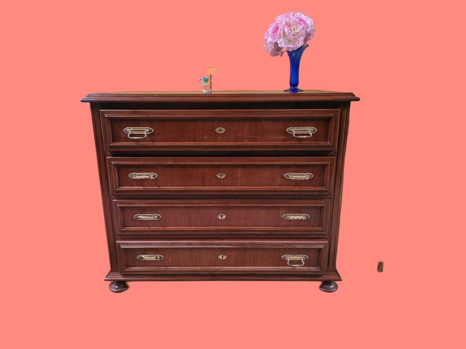 Cómoda em madeira com quatro gavetas - óptimo estado geral