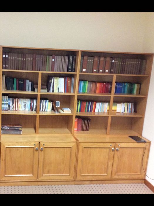 2 armários (estantes)  200x 114x 56cm