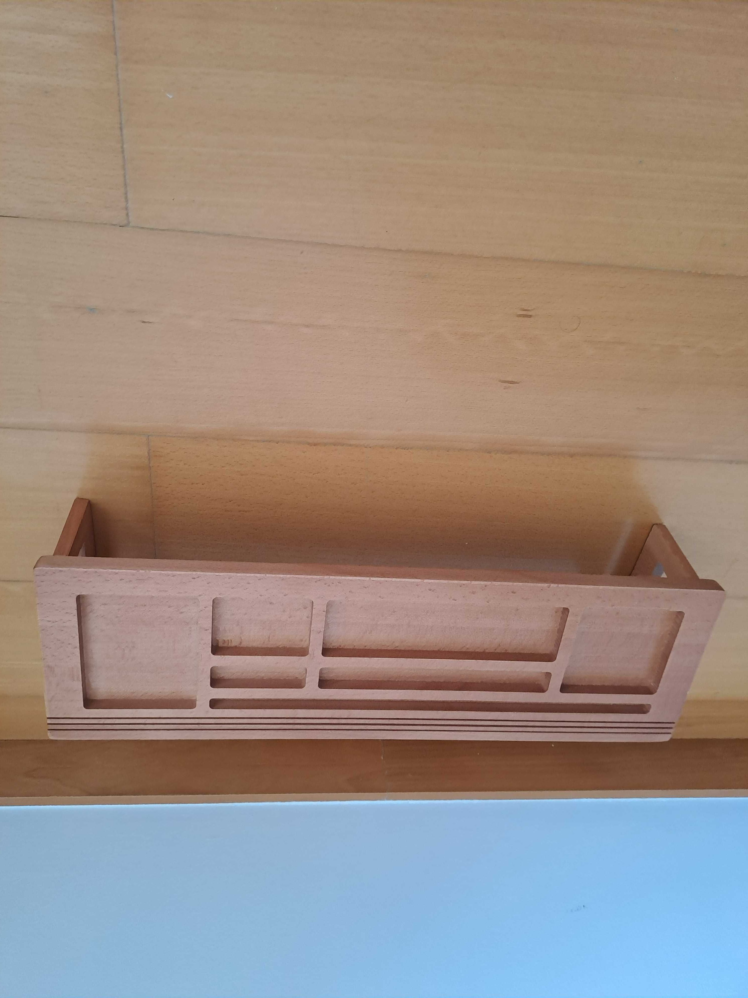 Prateleira de Mesa (Desk Shelf)