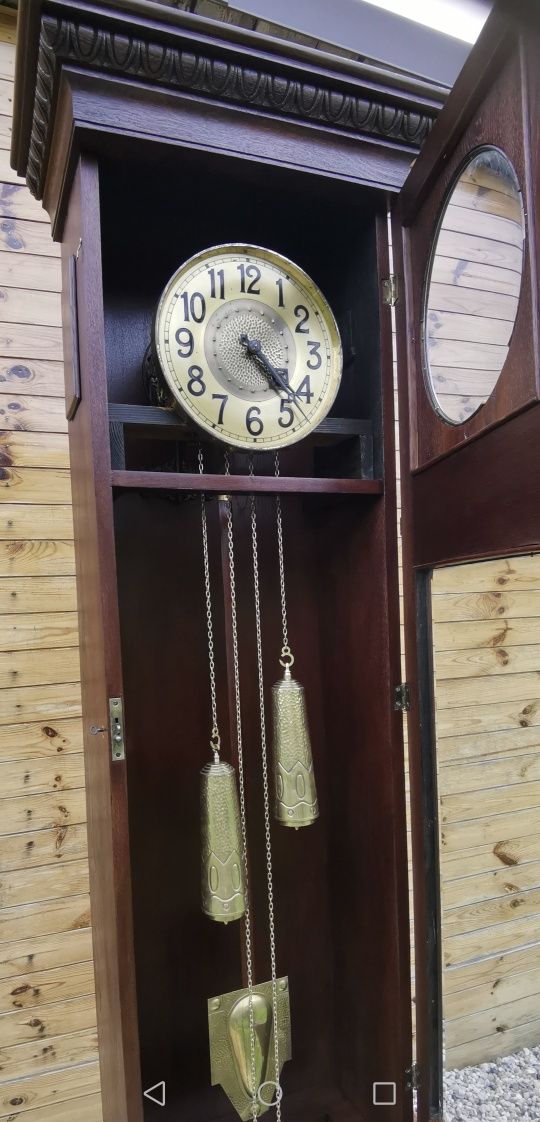 Duży odrestaurowany zegar