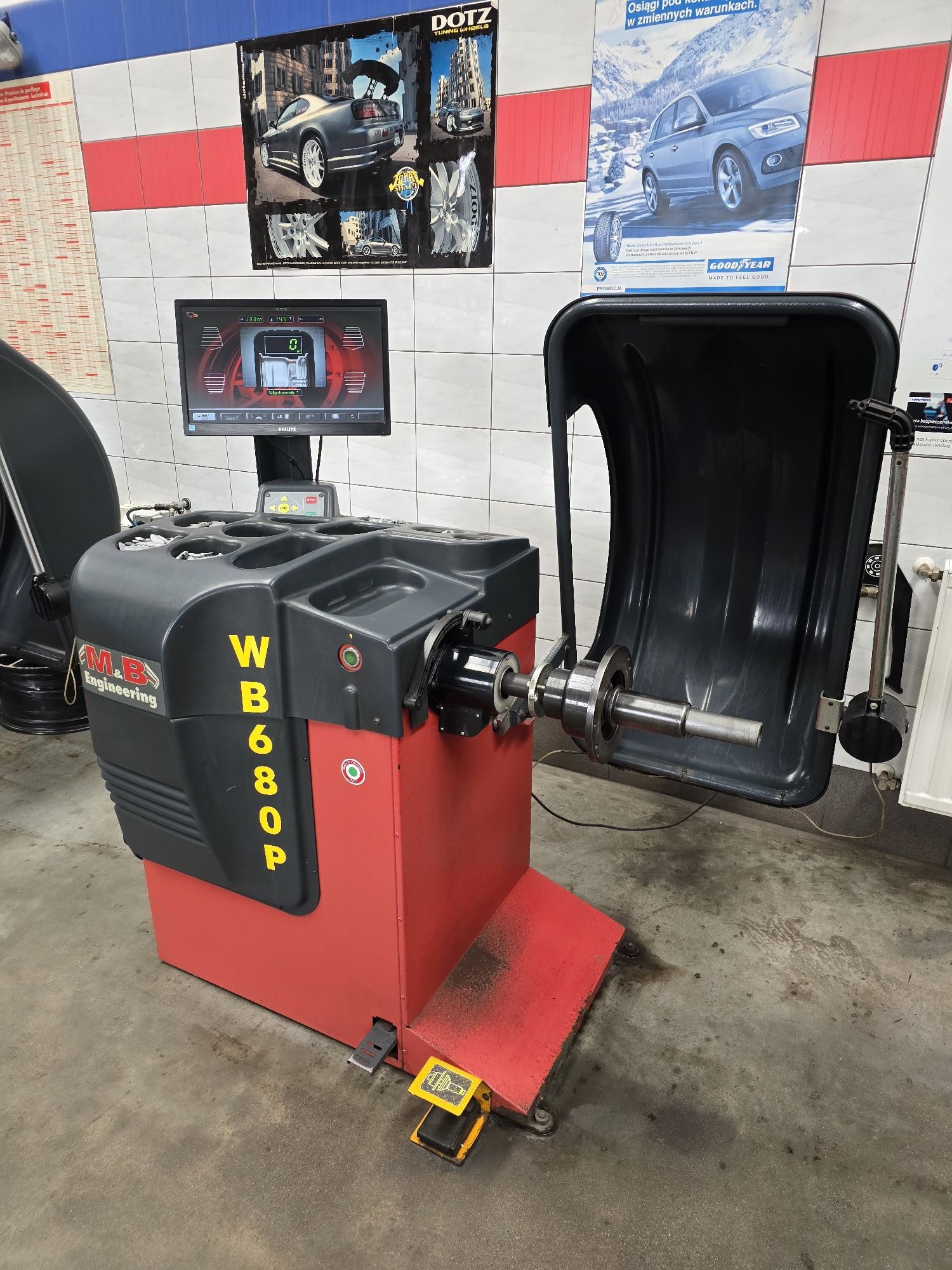 Wyważarka M&B WB680P Pneumatyczny uchwyt