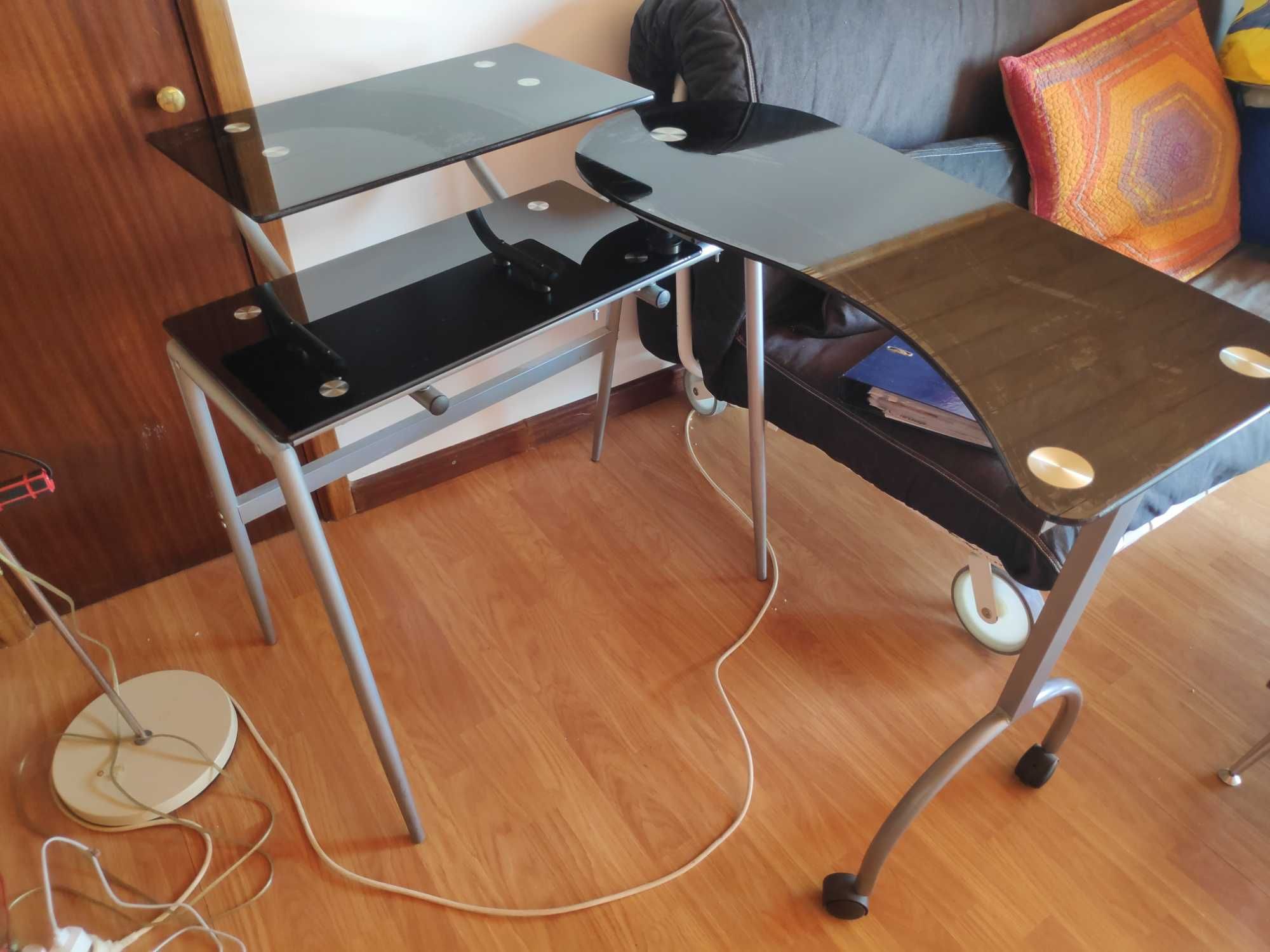 Mesa de escritório em vidro