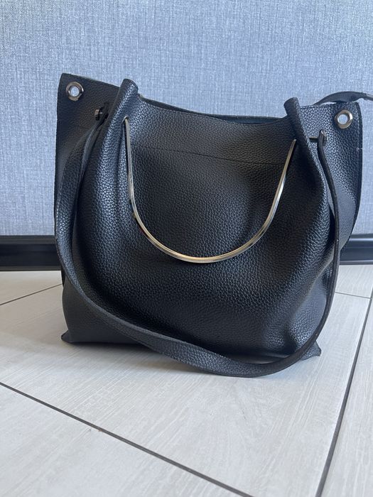 черная кожаная женская сумка-хобо с металлической ручкой