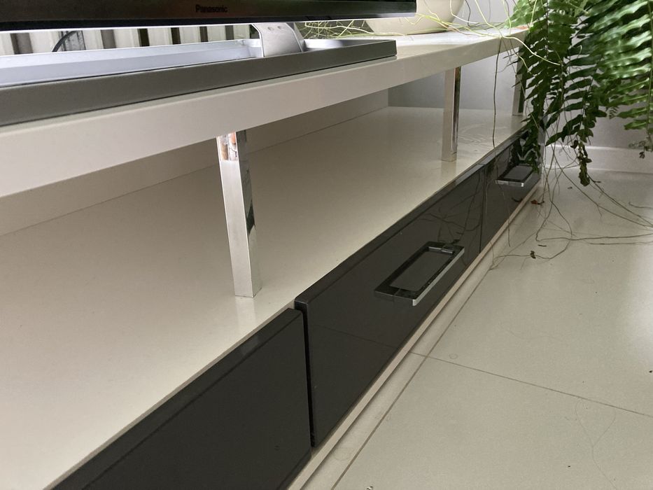 Nowoczesna szafka RTV biało-czarna