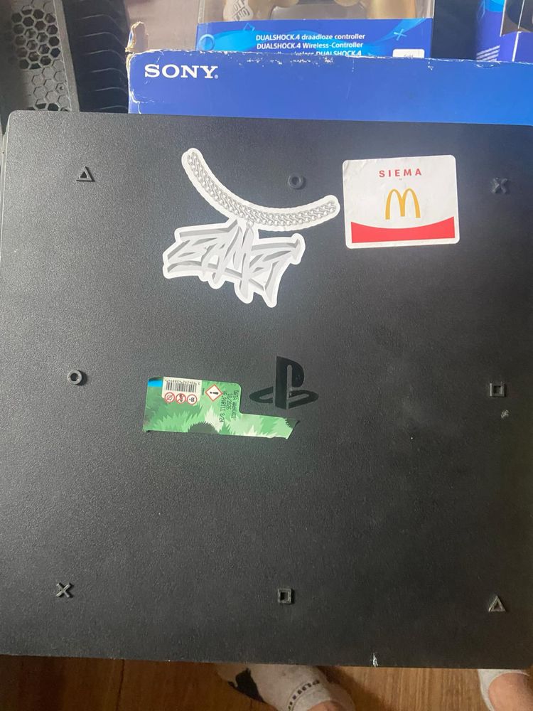 Ps 4 pro 1tb 4 pady