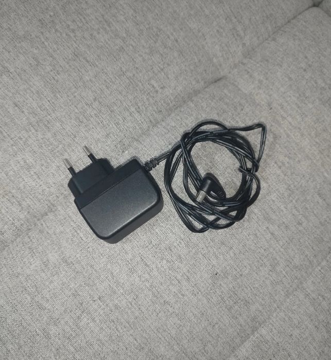 Switch 100 MB com fonte de alimentação.