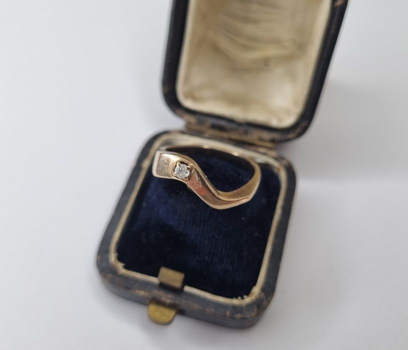 Asymetryczny złoty pierścionek z cyrkonią złoto 333