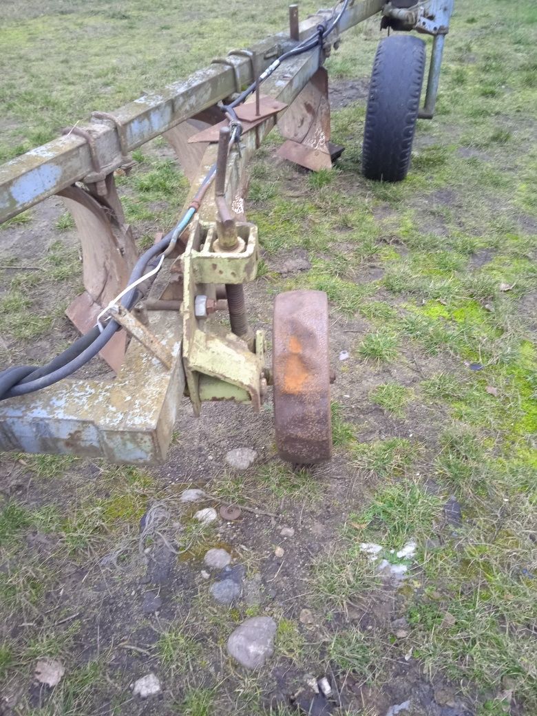 Pług b200 czteroskibowy