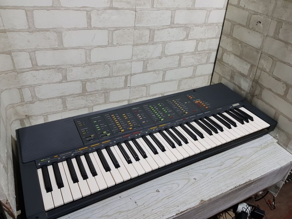 Синтезатор YAMAHA YPT-220/PSR 70 на 61 динамічну клавішу, б/у