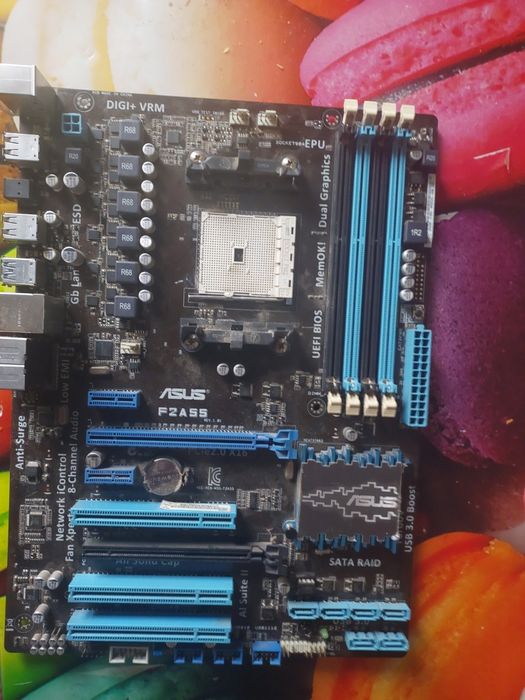 Материнська плата Asus F2A55 працює