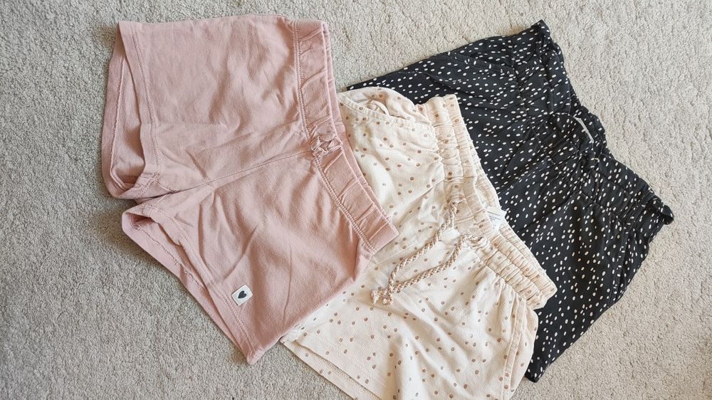Zestaw trzech par spodenek dla dziewczynki w rozmiarze 104 marki h&m