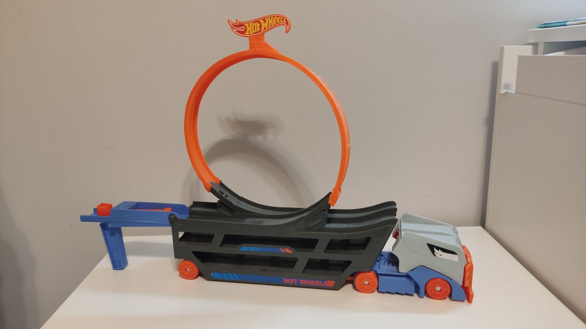 Hot Wheels ciężarówka z pentlą