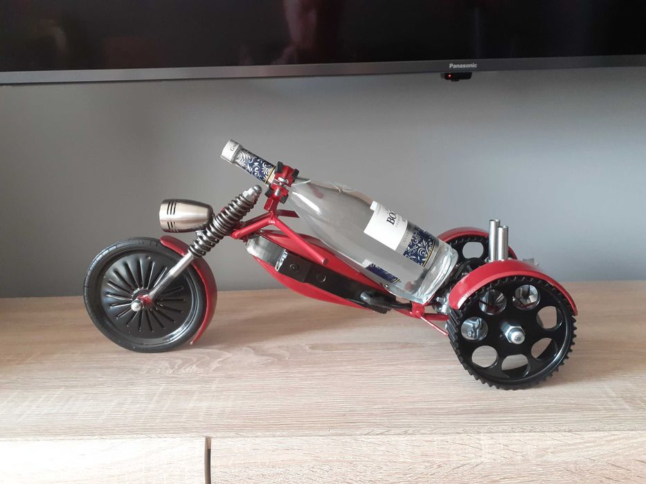 Stojak model motocykla na alkohol.