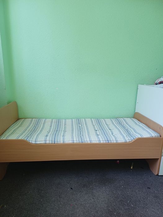 Продам 3 ліжка з матрасом, гірку, килим для садочка, Мольберты