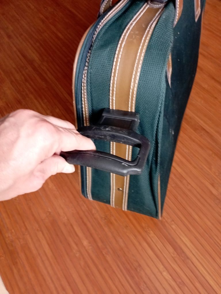 Mala viagem verde com pega e rodas