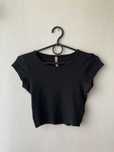 Czarna krótka bluzka crop top