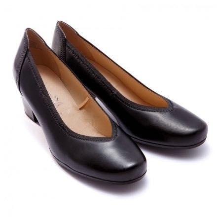 Чорні шкіряні класичні туфлі човники на каблуку caprice