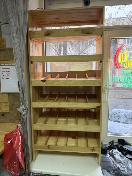 Деревянный стеллаж