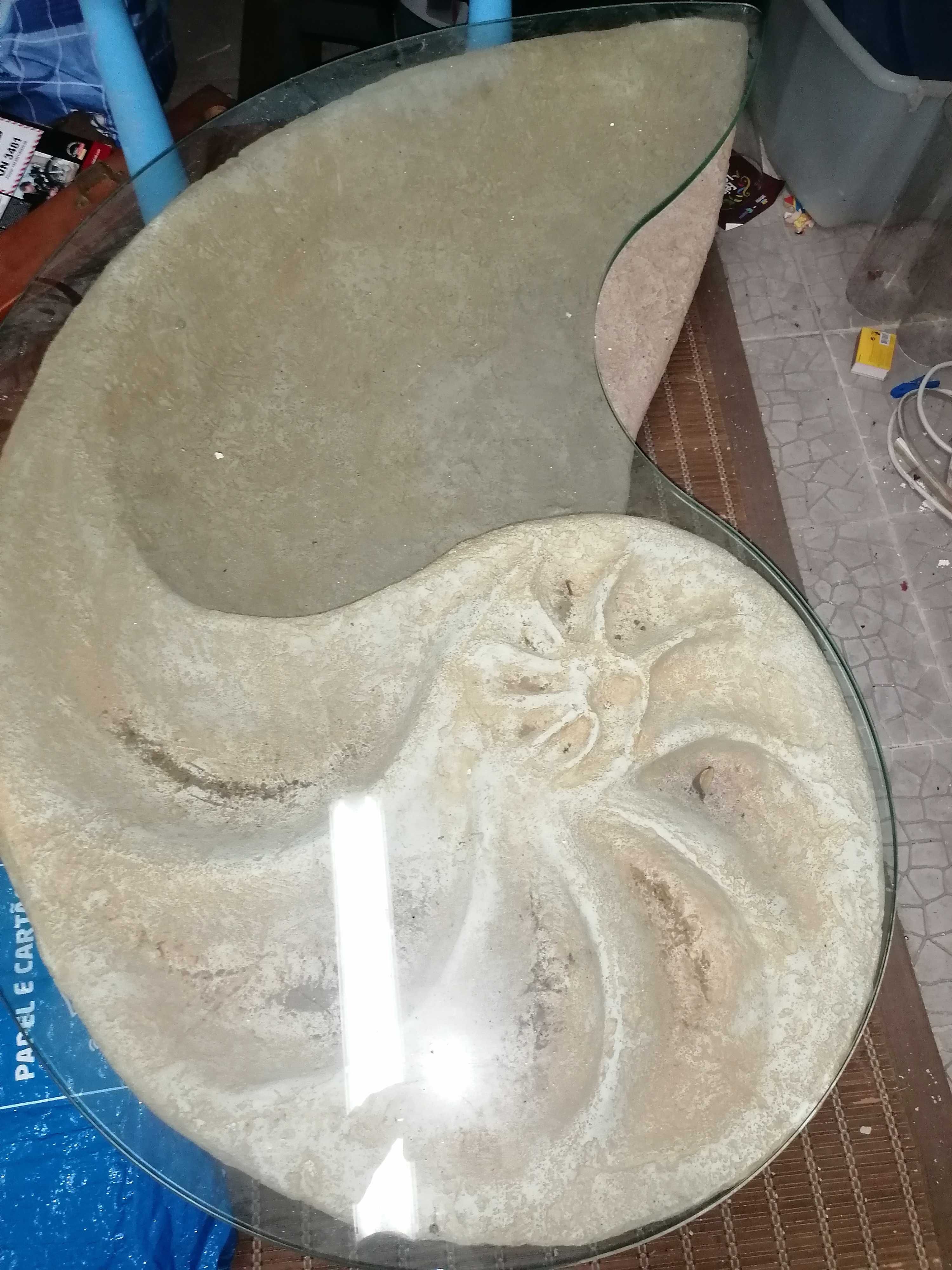mesa de apoio em pedra e forma de concha