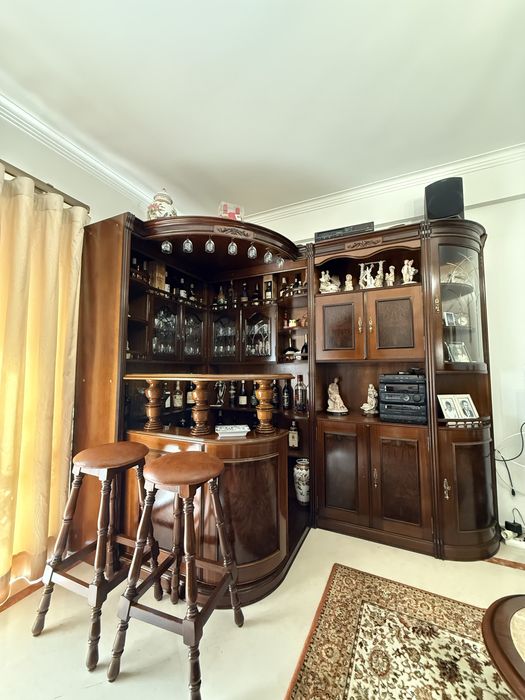 Sala completa: Sofá, bar, mesa de apoio, mesa jantar e cadeiras