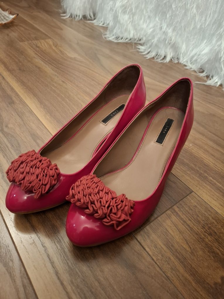 Buty 40 Zara  czerwone pantofle.