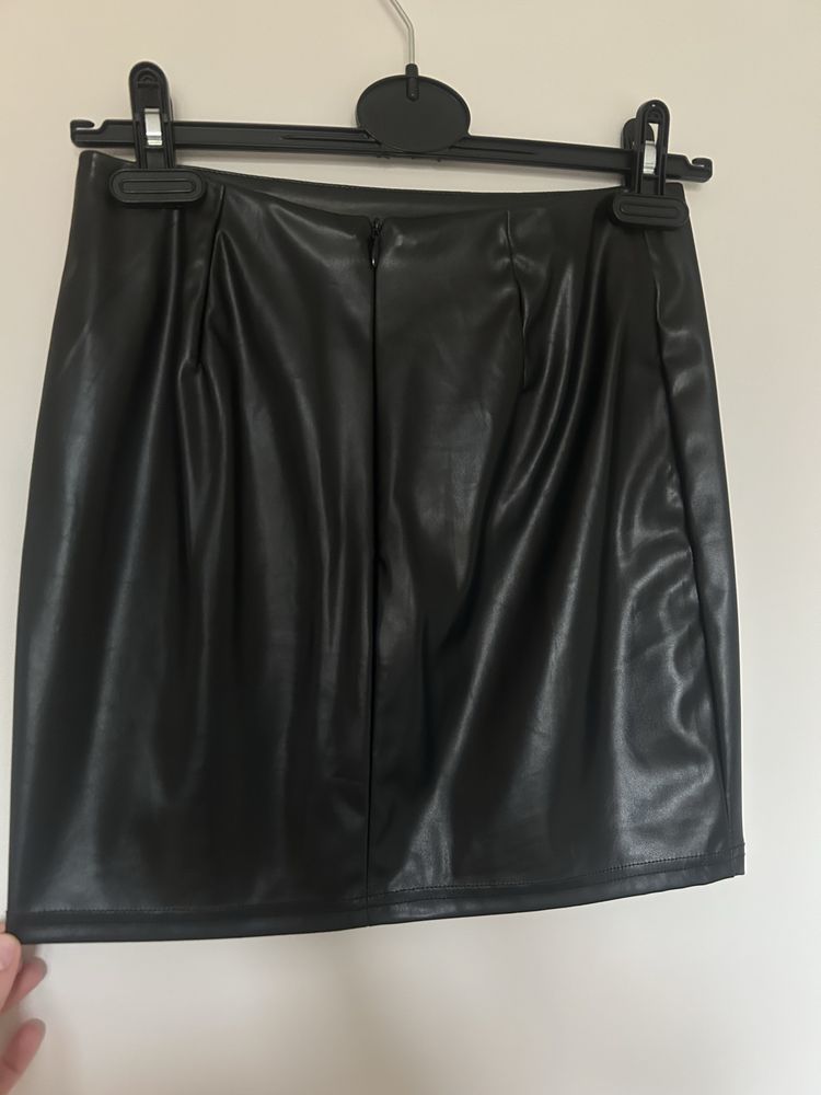 Shein _ Czarna spódniczka z wycięciem XS