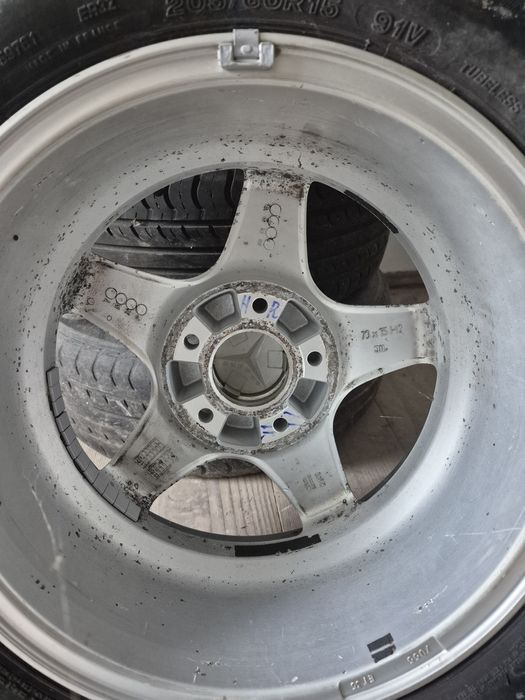 Na sprzedaż oryginalna felga aluminiowa Mercedes-Benz 15 cali.