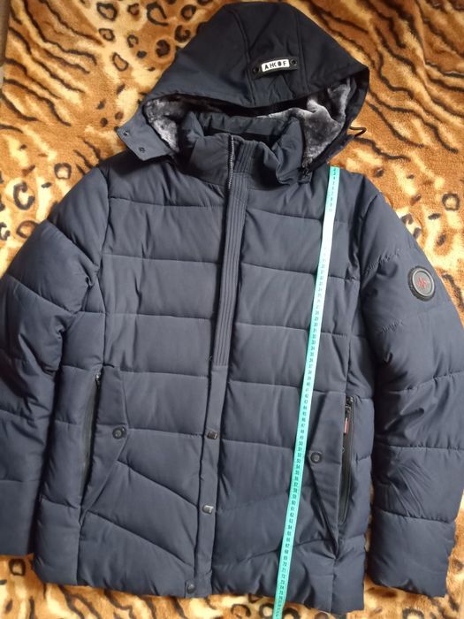 Тепла зимова чоловіча куртка.