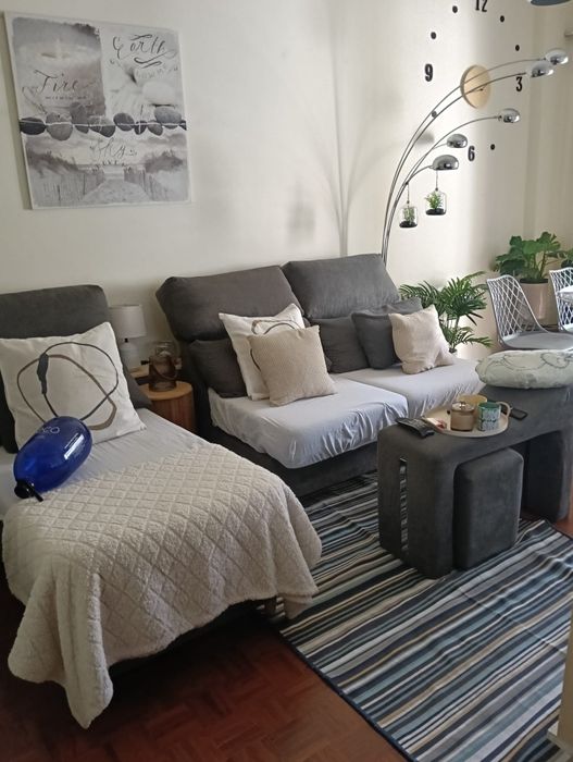 Sofá chaise lounge cinza com baú e 1 puff