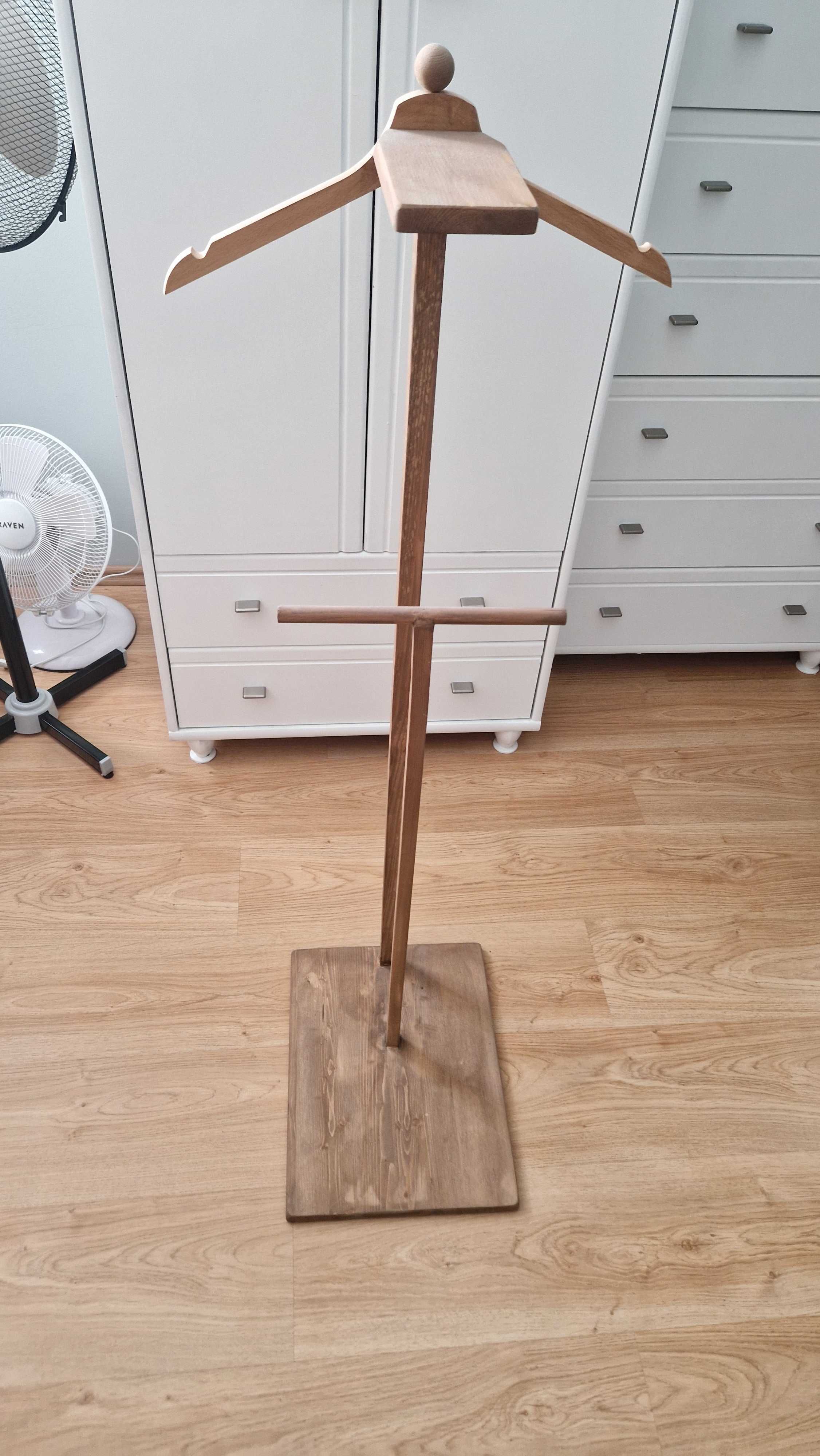 Drewniany stojak na garnitur ślubny z wieszakiem