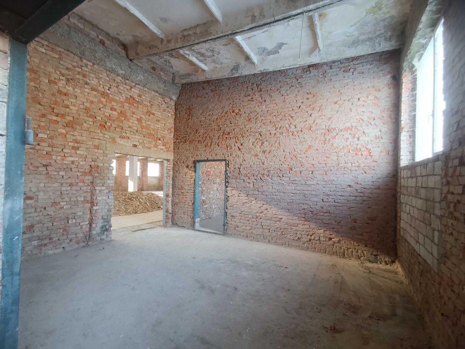 ПРОДАЖ великого 2282 кв.м ВИРОБНИЧОГО ПРИМІЩЕННЯ у Берегові, новий дах