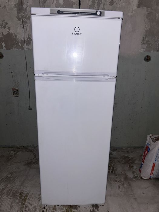 Холодильник Indesit
