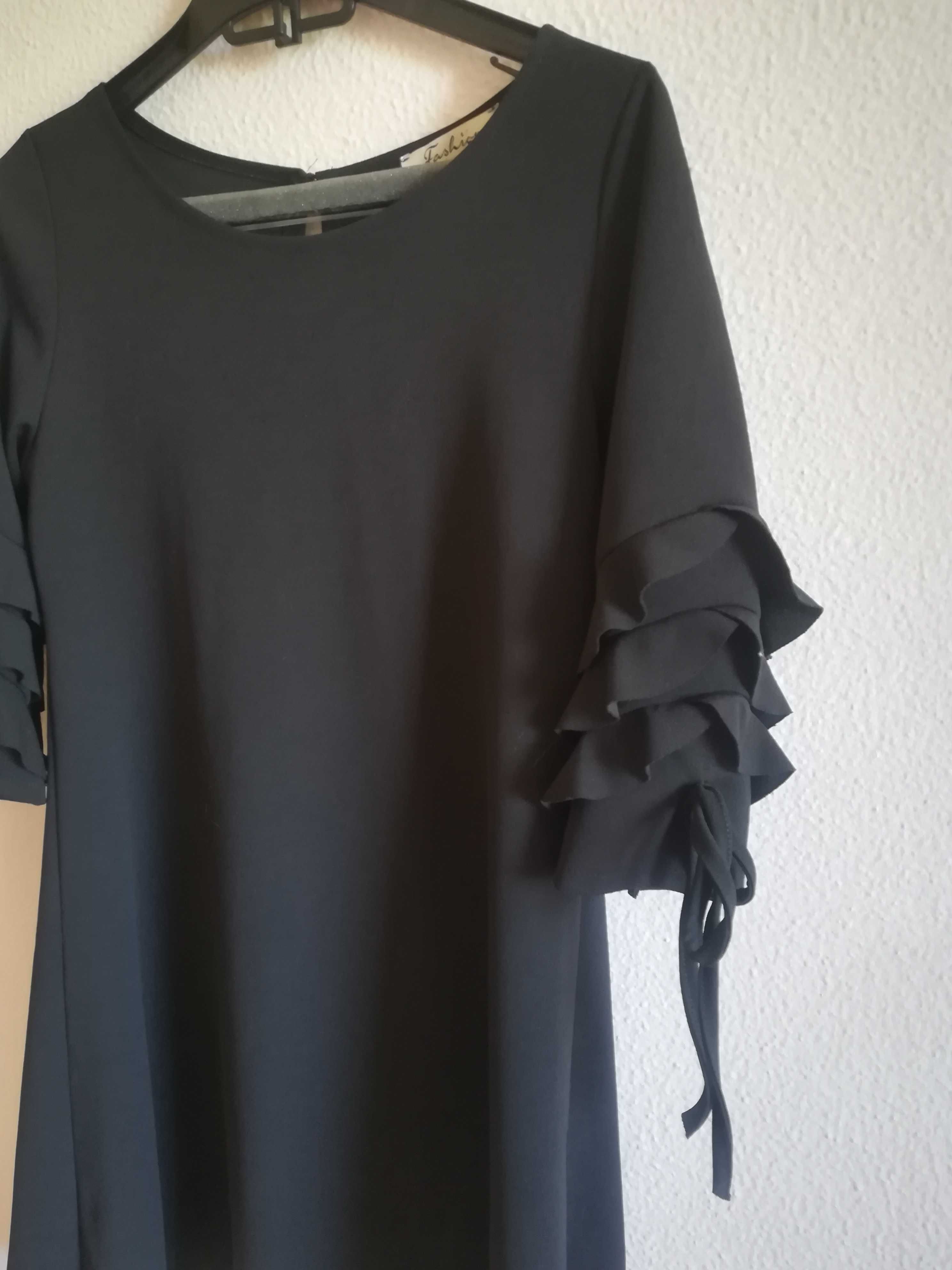 Vestido preto folhos M