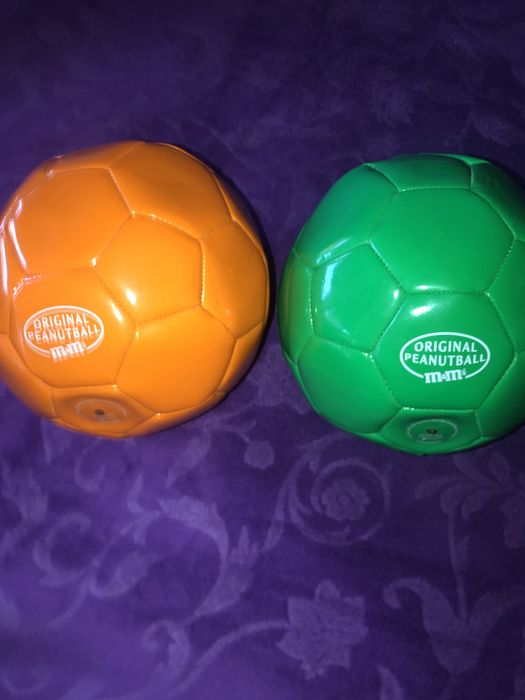 Колекційний м'яч  у формі арахісових цукерок M&M's. Макдональдс