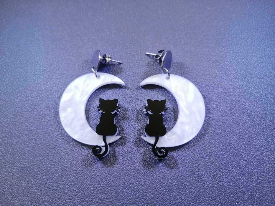 Brincos acrílico gato na lua - novos