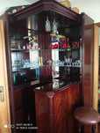 Bar de canto com dois bancos