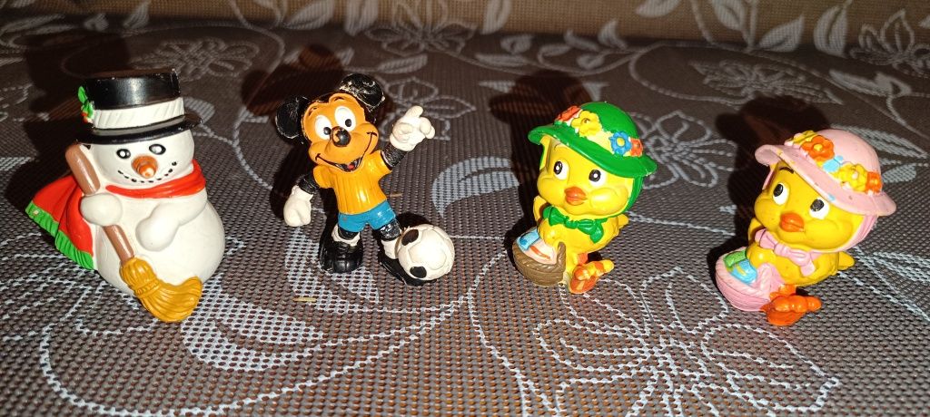 Bonecos em PVC...