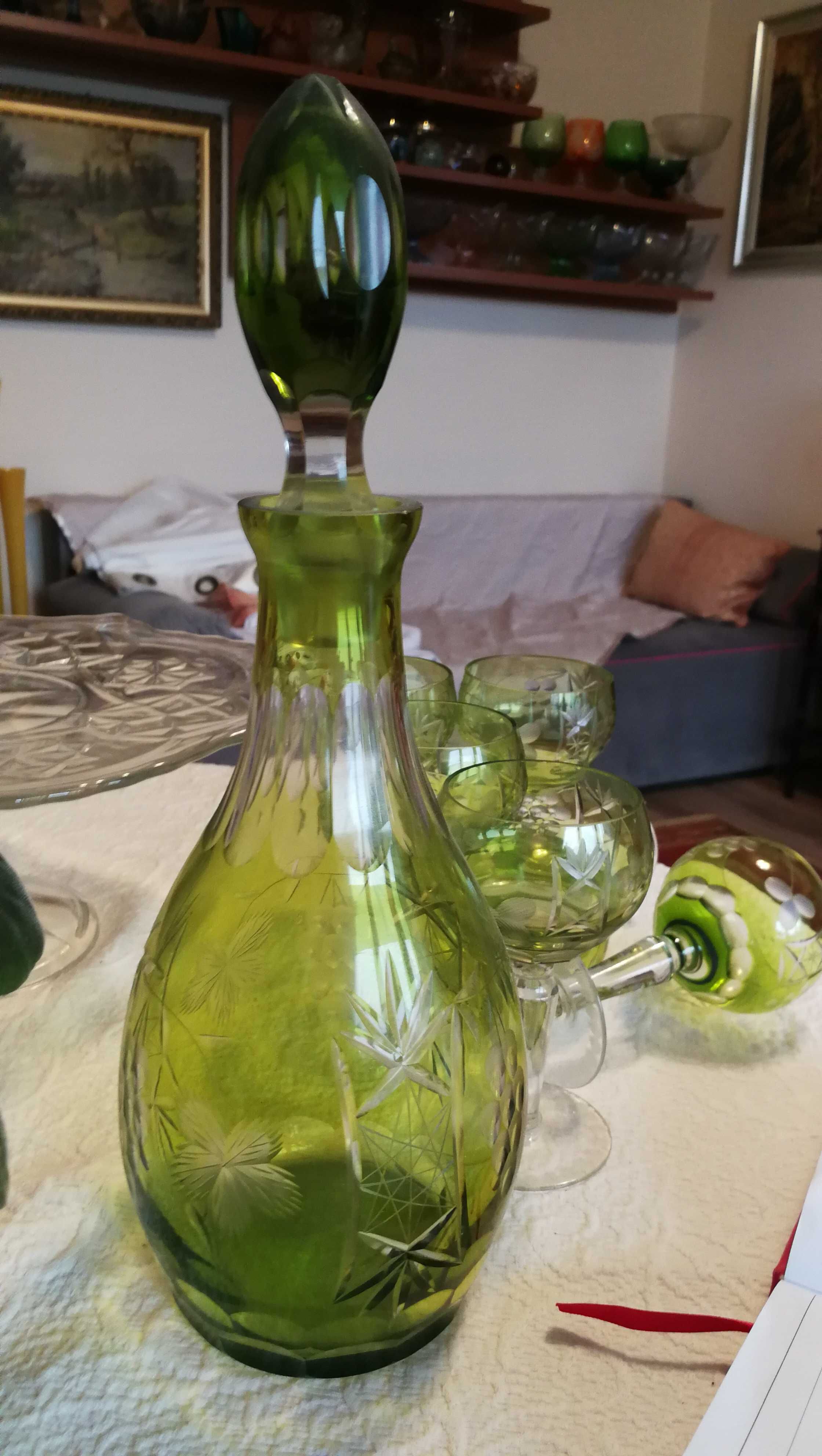 Zielona , kryształowa karafka do wina