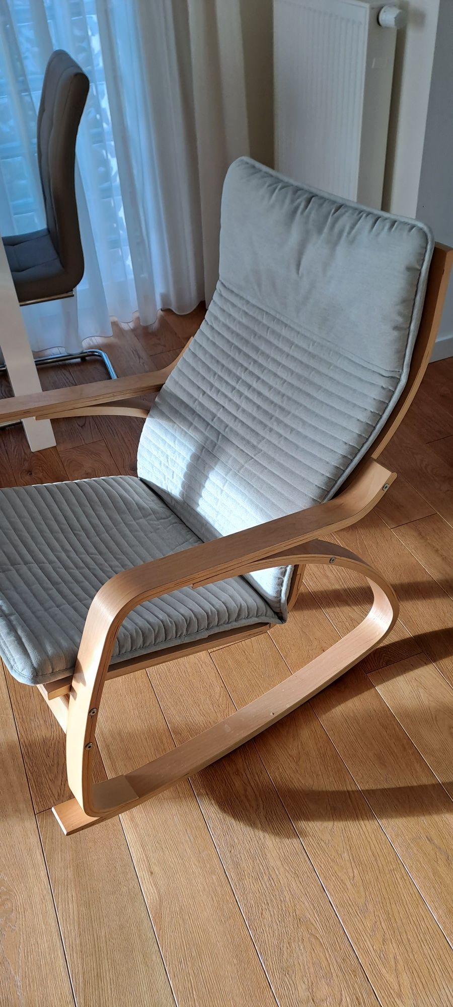 Fotel bujany Ikea POANG szara poduszka krzesło bujane