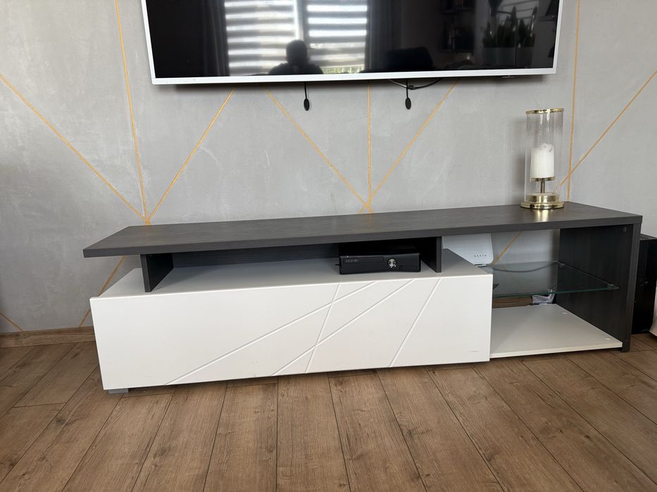 Szafka RTV ze szklanymi półkami i miejscem do przechowywania