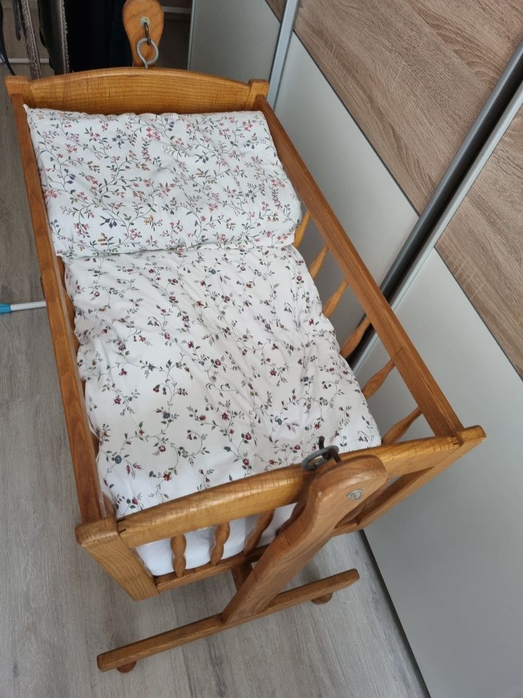 Kołyska drewniana dla dziecka