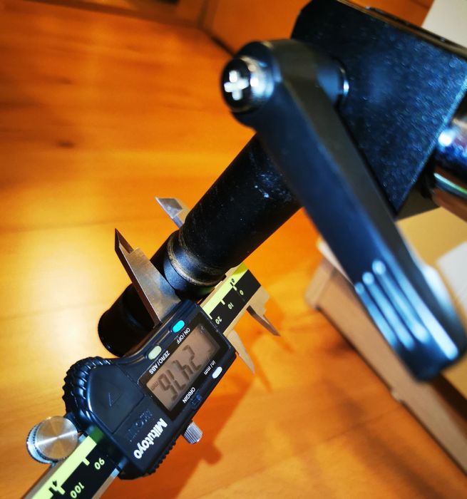 Stojak mikroskopu, uchwyt z podstawą