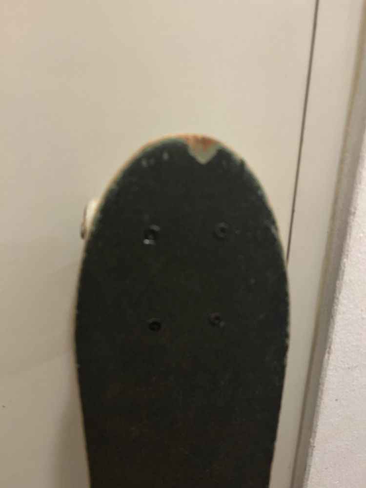 Skate usado, e com uma lasca