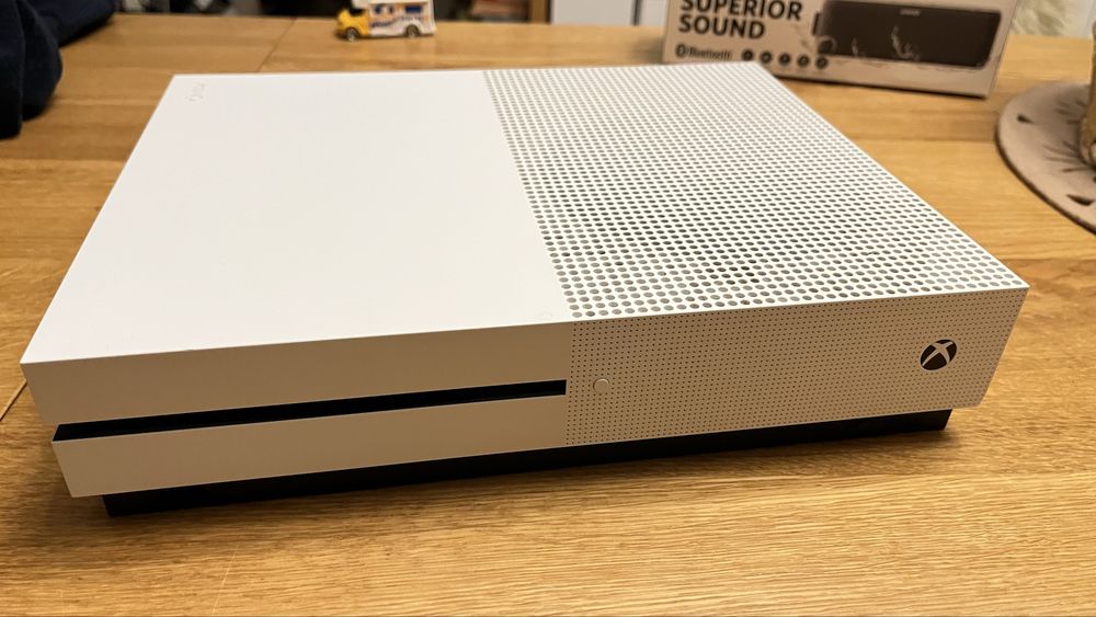 Konsola Xbox One S analogi Hall idealna po sprawdzeniu w serwisie