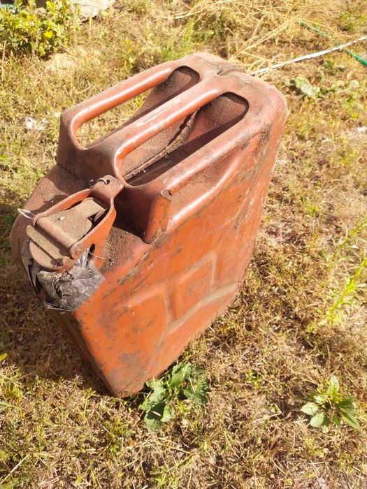 Продам 4 металевих каністри 20 л